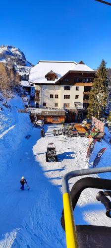 a group of people in the snow in front of a building at Sonnleitn AlpinWell Appartment (Ski in&out + Wellness) in Hermagor
