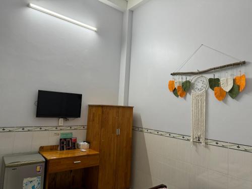 Nhà Nghỉ HOA LÝにあるテレビまたはエンターテインメントセンター