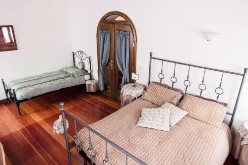 Schlafzimmer mit einem Bett mit Metallrahmen in der Unterkunft Reddish Deer House ::: Cadore Dolomiti in Valle di Cadore
