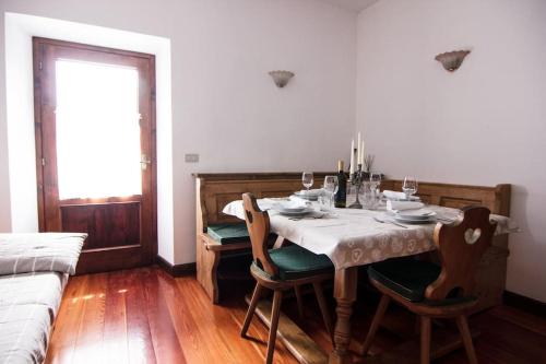 ein Esszimmer mit einem Tisch und 2 Stühlen in der Unterkunft Reddish Deer House ::: Cadore Dolomiti in Valle di Cadore