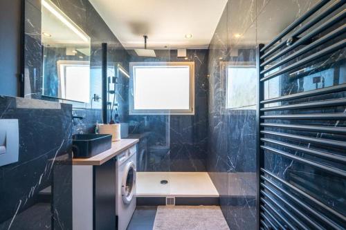 une salle de bain avec un lavabo et une machine à laver dans l'établissement Bel appartement 2P proche Paris, à Fontenay-aux-Roses
