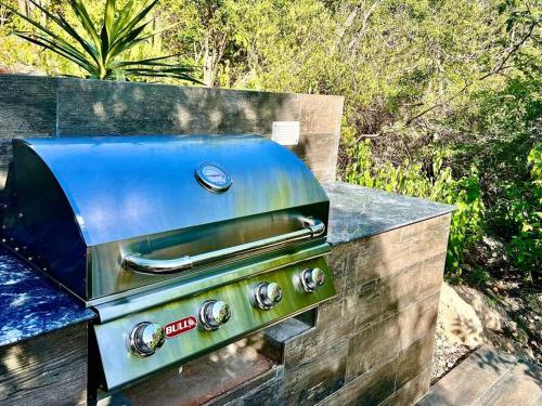 a gas grill sitting on top of a stone wall at NewVilla-Coral Estate-WalktoBeach-Private Pool-up to 16 Guests SeaView in Willibrordus