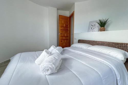 - une chambre avec 2 serviettes blanches sur un lit dans l'établissement Villa Fiorentino, à Calp