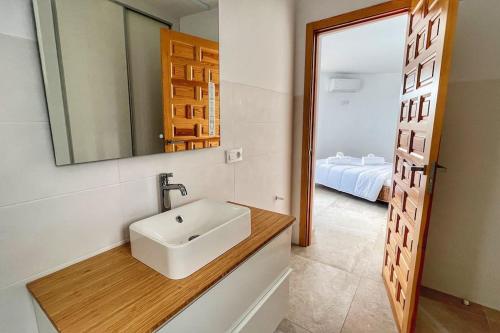 La salle de bains est pourvue d'un lavabo, d'un miroir et d'un lit. dans l'établissement Villa Fiorentino, à Calp