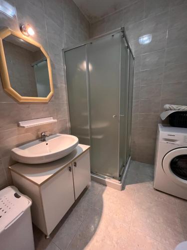 馬爾薩斯卡拉的住宿－2 Bedroom Apartment，带淋浴、盥洗盆和洗衣机的浴室