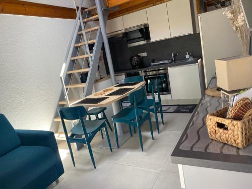 une cuisine avec une table et des chaises dans une pièce dans l'établissement Superbe maisonnette au pied de la plage à Bidart 64, à Bidart