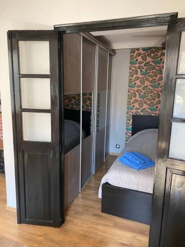 - une chambre avec un lit et un grand placard en bois dans l'établissement Moderne - WIFI - Plage à pied - Marché provençal, à Toulon