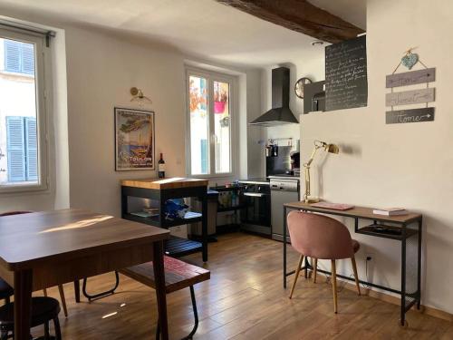 une cuisine avec une table et des chaises ainsi qu'une salle à manger dans l'établissement Moderne - WIFI - Plage à pied - Marché provençal, à Toulon