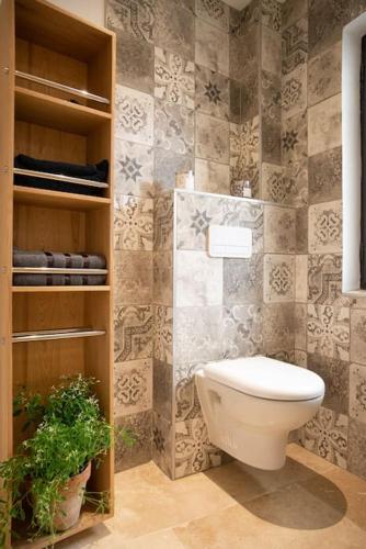 une salle de bain avec toilettes dans une chambre dans l'établissement Suite luxueuse dans bel immeuble HP Les Oliviers 1, à Arles