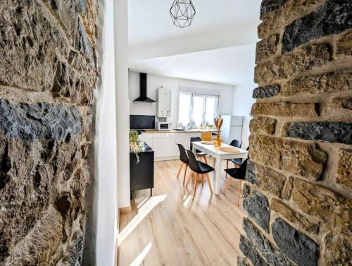 Il dispose d'une cuisine et d'un salon avec un mur en briques. dans l'établissement Logement complet Dijon Centre jusqu'à 6 couchages, à Dijon