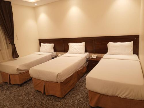 a hotel room with two beds in a room at فندق شاكر in Makkah