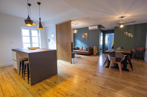 ein Wohnzimmer mit einer Küche und einem Esszimmer in der Unterkunft L'authentique in Montauban