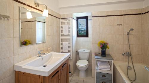 La salle de bains est pourvue d'un lavabo, de toilettes et d'une baignoire. dans l'établissement Casa Anto - Au coeur de Calenzana, à Calenzana