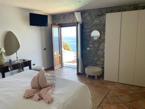 Schlafzimmer mit einem Bett und Meerblick in der Unterkunft Villa Stone Positano in Positano