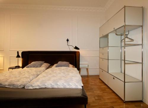 Cama o camas de una habitación en Zentrales hochwertiges Gründerzeit-Apartment Thomasius