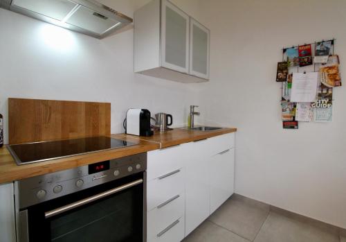 Una cocina o zona de cocina en Zentrales hochwertiges Gründerzeit-Apartment Thomasius