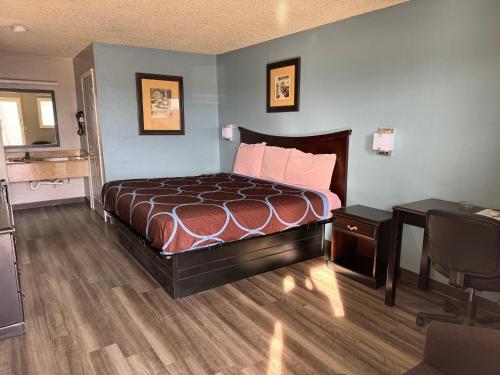 Ένα ή περισσότερα κρεβάτια σε δωμάτιο στο Kansas Inn