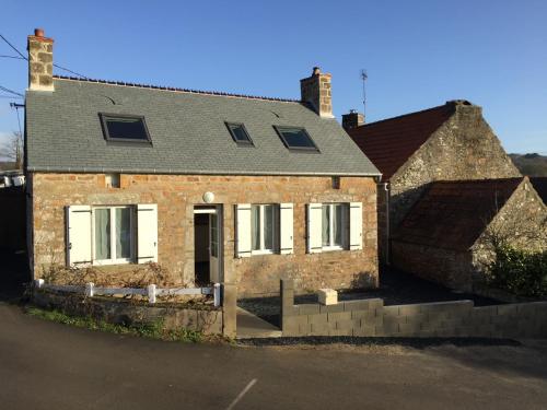 an old brick house with aphalt at Petite maison 2 chambres in Tréauville