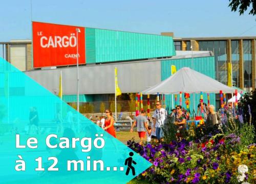 un groupe de personnes debout devant un bâtiment dans l'établissement Vivez Caen à pied - À 2 pas du Château, des musées, du marché, des restaurants et au pied du port de plaisance, à Caen