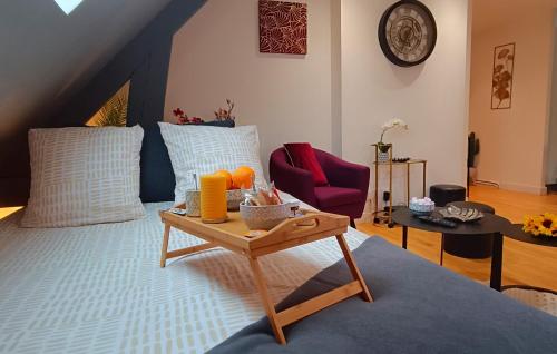Appartement F2 idéalement situé في كايين: غرفة نوم بسرير مع طاولة وكرسي