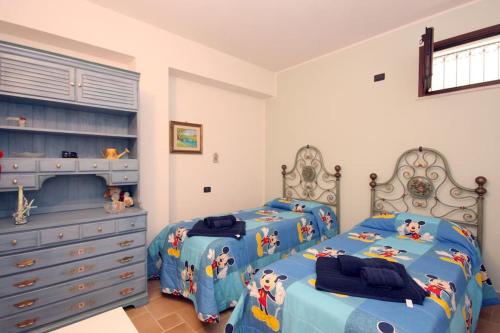 カステッランマーレ・デル・ゴルフォにあるDolce Dormire Home Holidayの子供用ベッドルーム(ベッド2台、ドレッサー付)