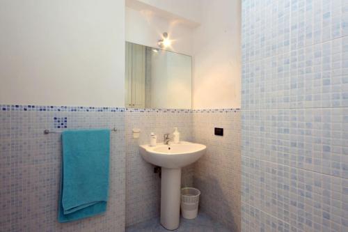 W łazience znajduje się umywalka i lustro. w obiekcie Dolce Dormire Home Holiday w mieście Castellammare del Golfo