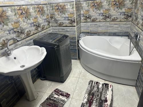 Misr Al Jadedah في القاهرة: حمام مع حوض وحوض بجانب حوض