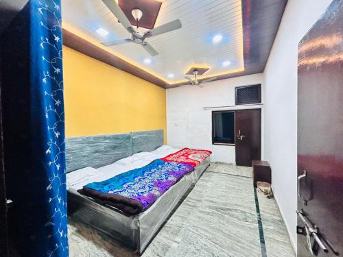 a bedroom with a bed in a room at Agrawal Inn Guest House in Mathura
