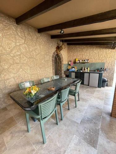 une salle à manger avec une table et des chaises et une cuisine dans l'établissement Magnifique studio en résidence, à La Chaussée-Saint-Victor