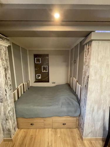 une petite chambre avec un lit dans une pièce dans l'établissement Magnifique studio en résidence, à La Chaussée-Saint-Victor