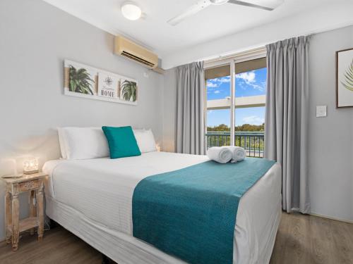 Un dormitorio con una cama grande y una ventana en Riviera Resort en Hervey Bay