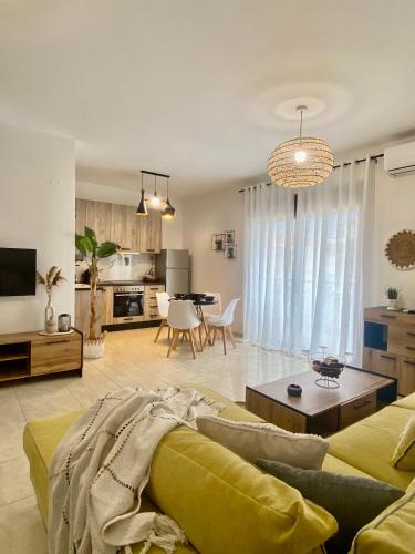 Televízia a/alebo spoločenská miestnosť v ubytovaní Maya Suites Kallithea