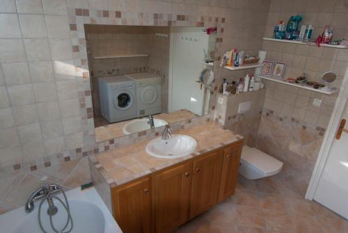 La salle de bains est pourvue d'un lavabo, de toilettes et d'un four micro-ondes. dans l'établissement Amazing view ! Great house to gather with friends in Provence, à Gréasque