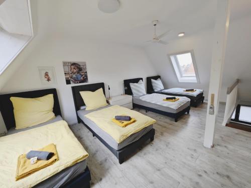Zimmer mit 3 Betten und einem Sofa in der Unterkunft CASA Chic - Zentral - Balkon - Parkplatz - SmartTV - Unique - Kernen in Stetten