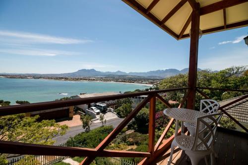 Un balcón con una silla y vistas al océano. en Le Gaulois Luxury Apartments, sleeps 2, Sea Views, en Ciudad del Cabo