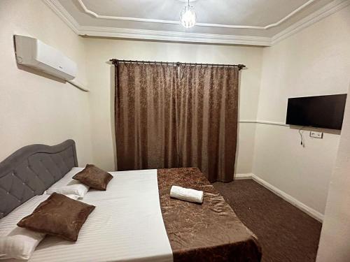 Habitación de hotel con cama y TV en Konak Otel Suriçi en Diyarbakır