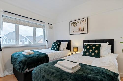 Tempat tidur dalam kamar di Birmingham Gem-Stylish 5 Bed house near NEC, BHX, HS2 - Huge Parking & Fast WiFi!