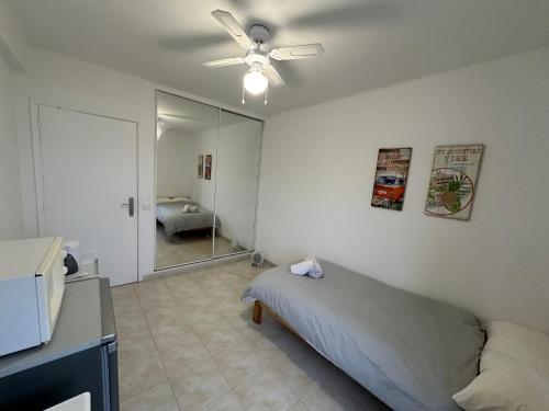 a bedroom with a bed and a ceiling fan at Casa Di Gio in Portimão