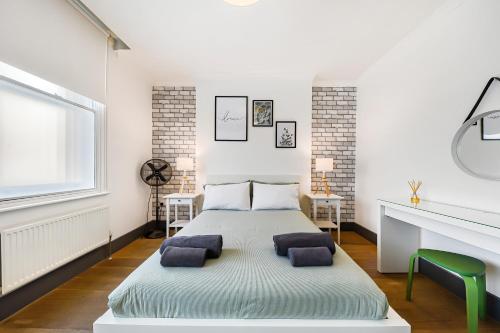 - une chambre avec un lit et 2 oreillers dans l'établissement Modern one bedroom in Fitzrovia, Central London, à Londres