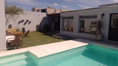una casa con piscina nel cortile posteriore di Casa Amplia, Luminosa con Quincho y Pileta! a Tandil