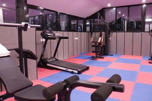 a gym with a treadmill and exercise equipment at بالم السكنية in Abha