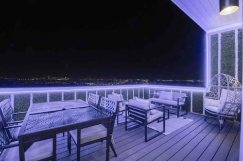 Balkón nebo terasa v ubytování Luxury four-story Home, Rooftop Deck with views, PingPong! Sleeps 12!