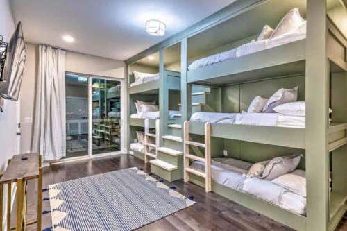 เตียงสองชั้นในห้องที่ Luxury four-story Home, Rooftop Deck with views, PingPong! Sleeps 12!