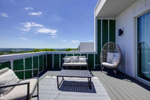 Balkón nebo terasa v ubytování Luxury four-story Home, Rooftop Deck with views, PingPong! Sleeps 12!