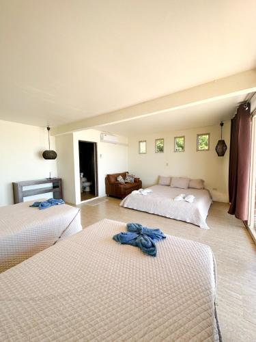 Punta Mango Surf Resort tesisinde bir odada yatak veya yataklar