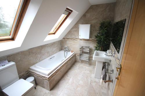 Bilik mandi di Picturesque 4 Bed Cottage Lingfield, Surrey