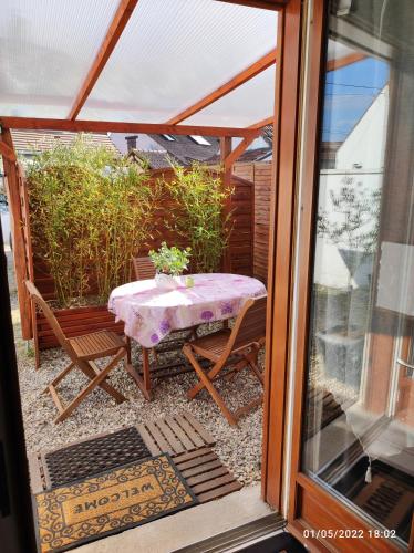 - une table et des chaises sur une terrasse avec une table et une fenêtre dans l'établissement studio avec terrasse 