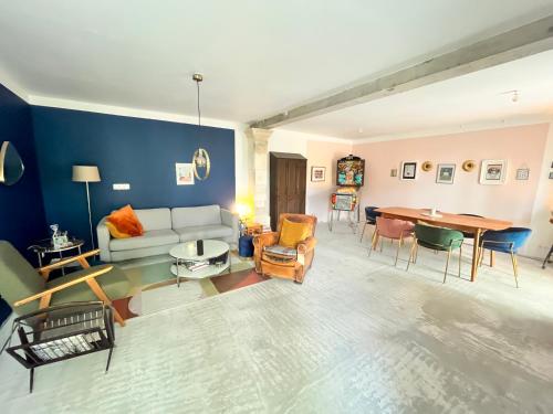 un salon avec un canapé et une table dans l'établissement Des vacances au Pontpadour !, à Entraigues-sur-la-Sorgue