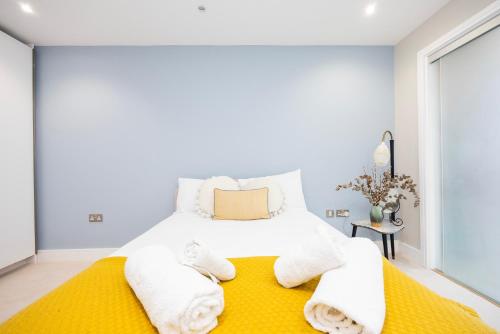 - une chambre avec un lit et des serviettes dans l'établissement Luxury 1 BR Near Westfield Stratford - 10 Min Walk, à Londres