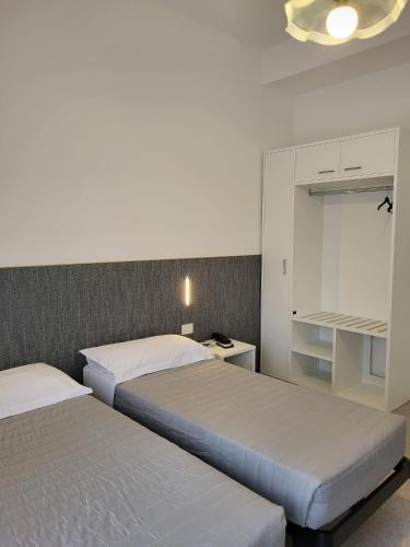 Una cama o camas en una habitación de Hotel Piccadilly